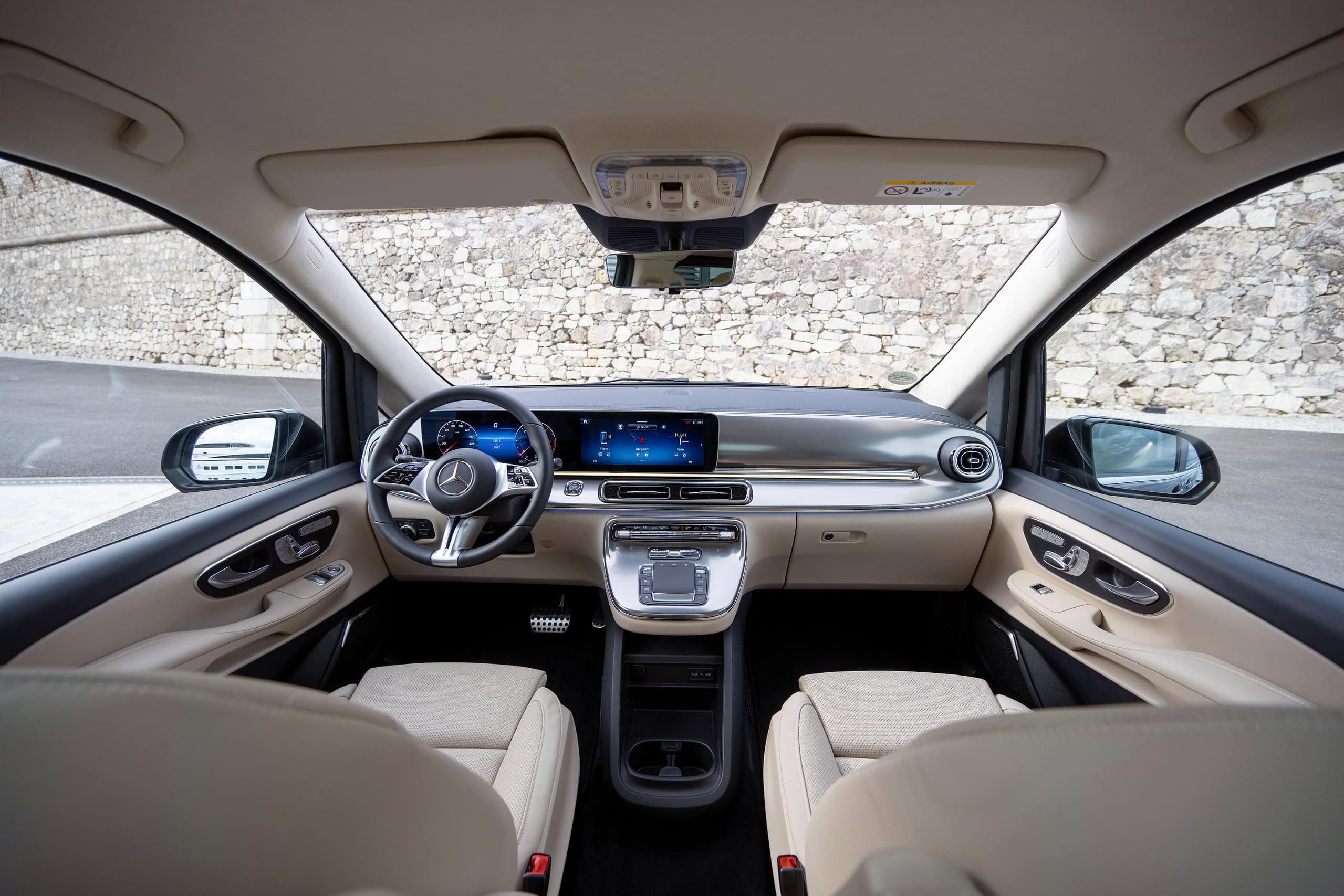 Vista interior de un Renault Master que muestra un tablero digital y asientos beige, creando la ecuación perfecta de diseño moderno y confort.