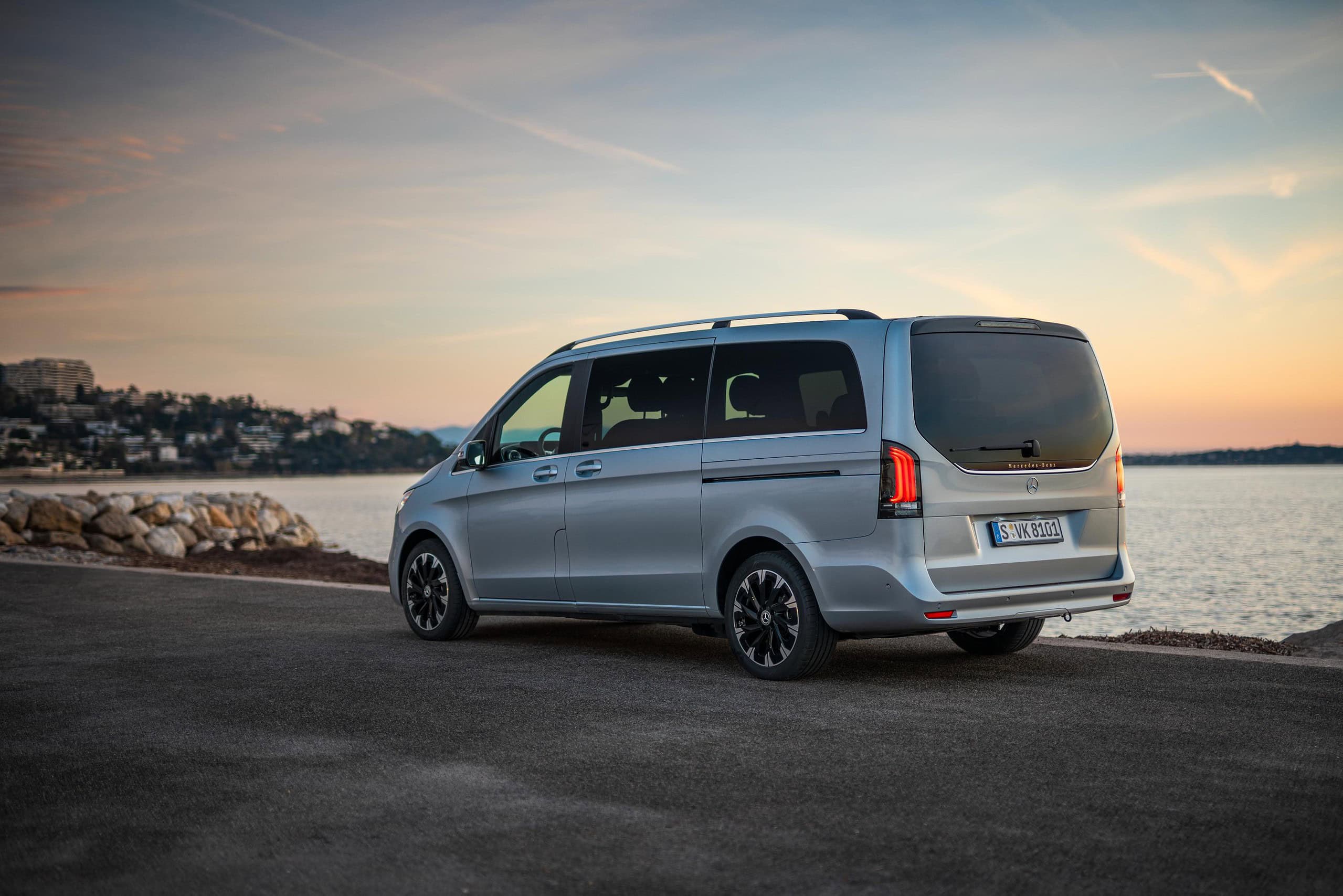 La minivan Renault Master se alzaba elegantemente frente al mar al atardecer, creando una ecuación perfecta con el resplandeciente paisaje urbano en el fondo.