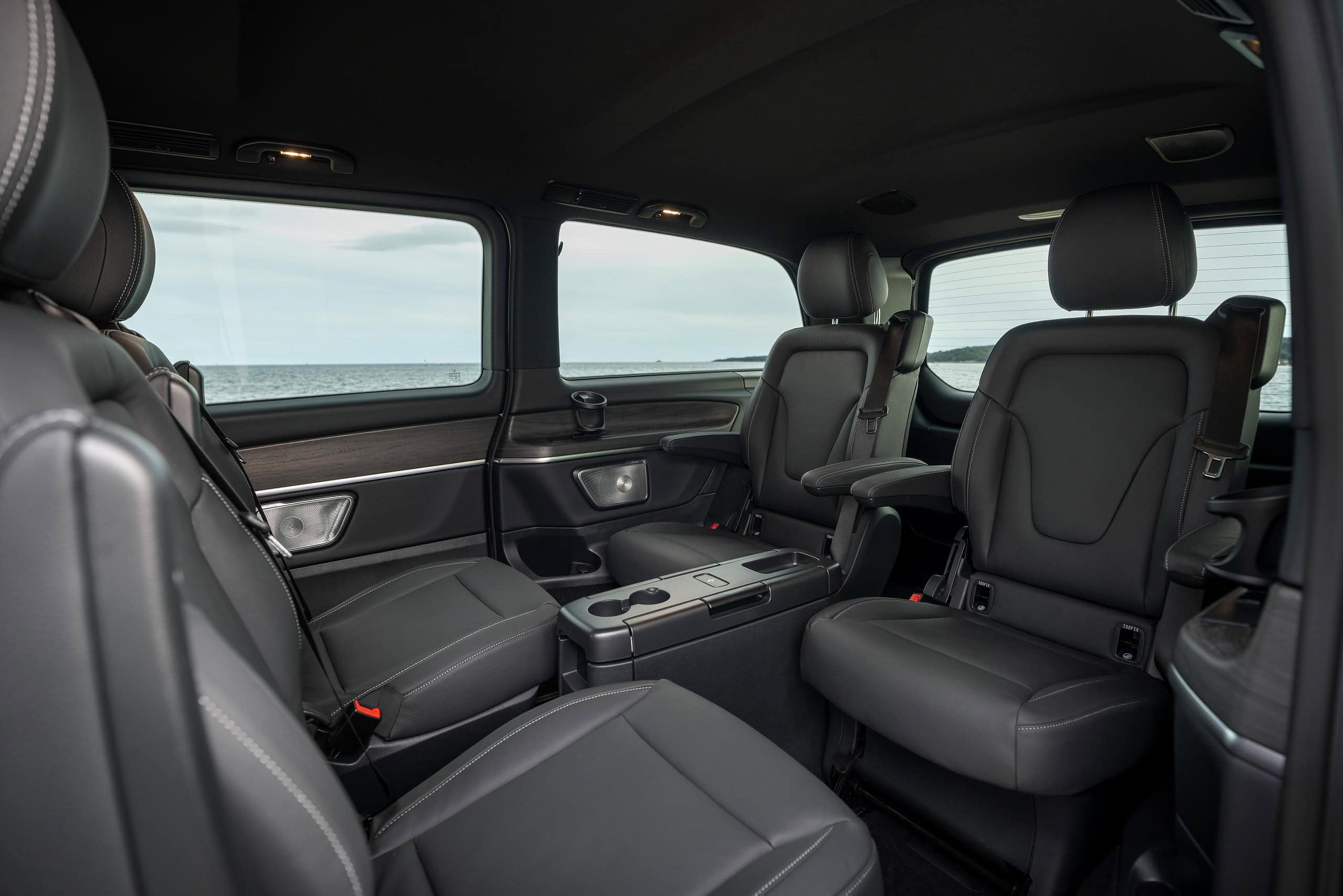 El interior del Renault Master ofrece un diseño espacioso con cuatro asientos de cuero, apoyabrazos y una ventana panorámica con vista al mar, creando la ecuación perfecta para el confort y los viajes panorámicos.