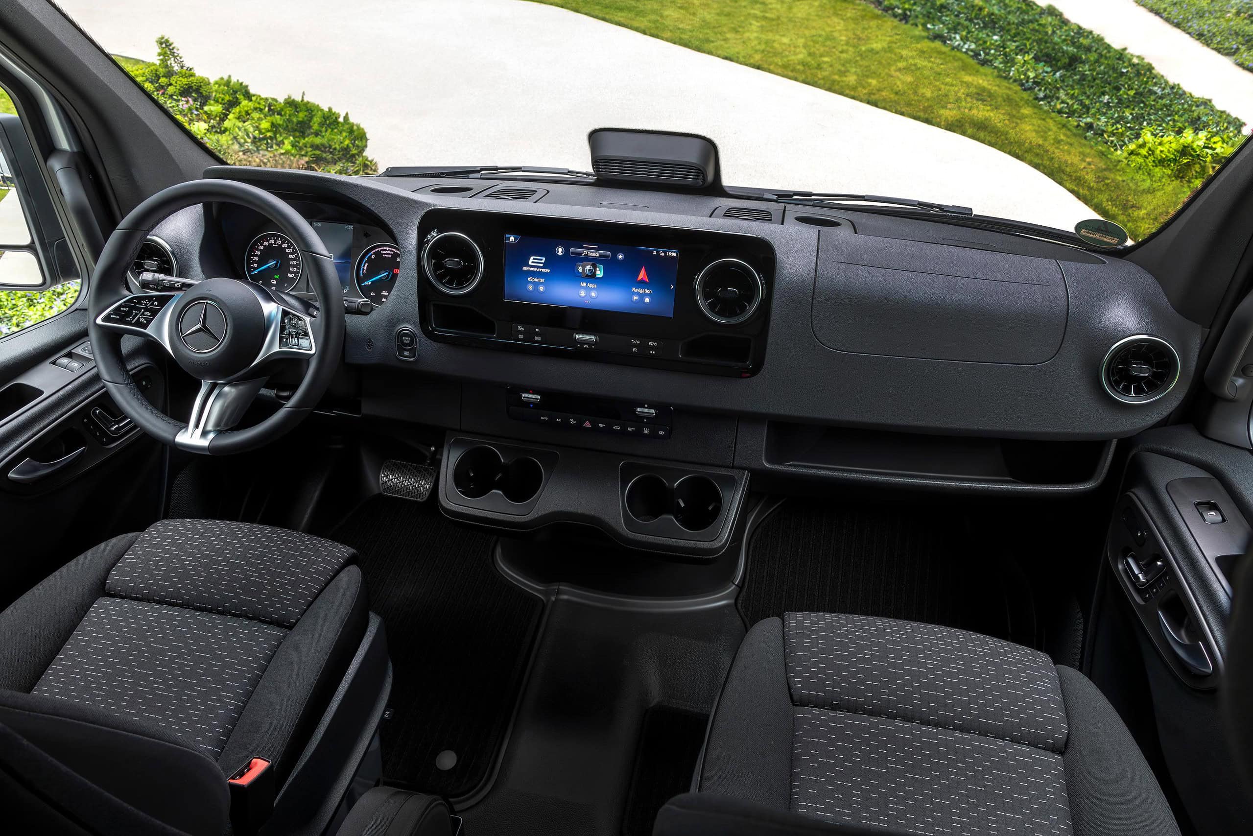 Vista interior del habitáculo de un Renault Master con volante, tablero digital y pantalla de infoentretenimiento: la ecuación perfecta para la conducción moderna.