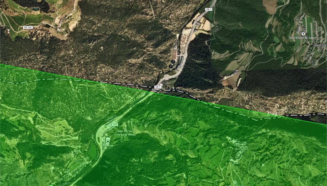 Vista aérea de un paisaje dividido por una línea diagonal; zonas boscosas a ambos lados, con una carretera que la atraviesa, recordando técnicas de cartografía.