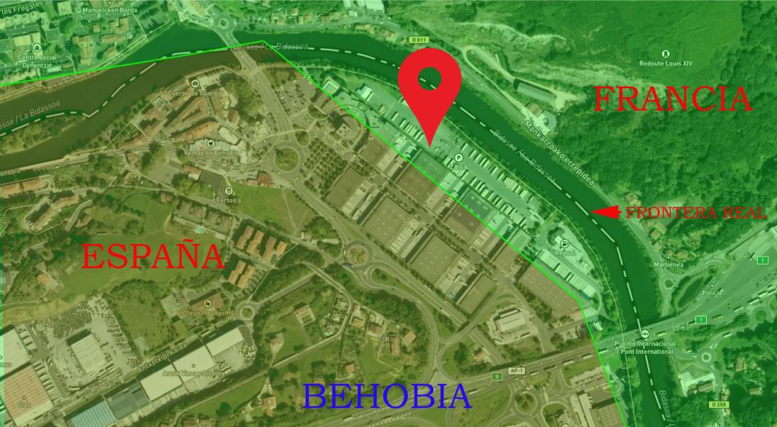 Vista del mapa aéreo que muestra el área fronteriza entre Behobia, España y Francia con un marcador de ubicación rojo, resaltando la intrincada cartografía de esta región.