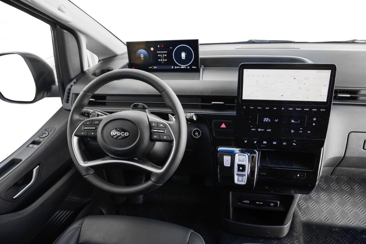 Experimente el tablero de instrumentos del automóvil moderno con pantallas digitales, volante y controles de cambio, que exhiben con orgullo el logotipo de Iveco. Adéntrese en la sofisticación mientras imagina que conduce por la pista de Nueva Gama en el Circuito Aspar de Valencia.