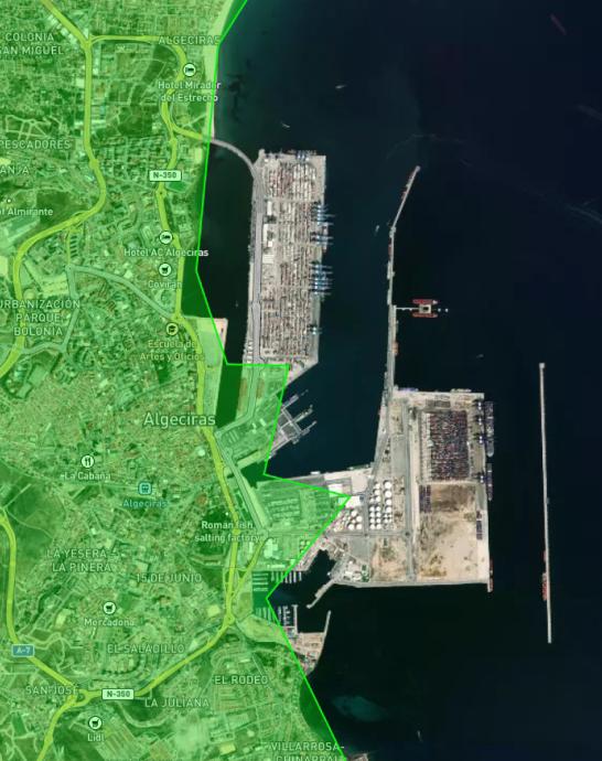 Vista satelital de Algeciras, España, resaltando la animada zona portuaria de la ciudad a lo largo de la costa con precisión similar a la cartografía avanzada.