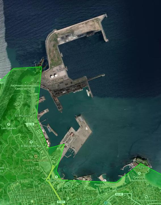 Una vista satelital revela una ciudad costera con áreas resaltadas en verde, muelles y embarcaderos visibles en el puerto y una cartografía detallada que captura cada matiz de este bullicioso centro marítimo.