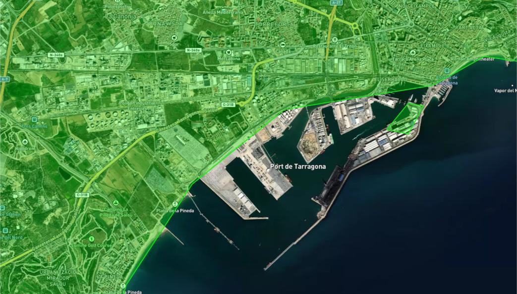 Vista satélite del Puerto de Tarragona, que muestra los muelles y las áreas circundantes de la ciudad con tierra verde y mar azul, capturada con tecnología cartografía.