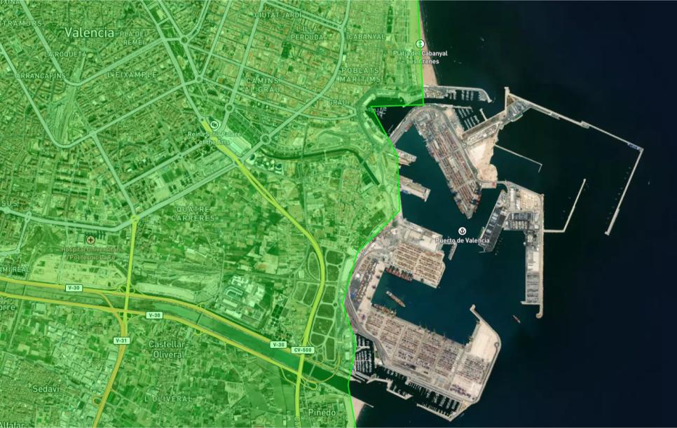 La vista satélite de Valencia combina cartografía detallada con las calles de la ciudad a la izquierda y el puerto con barcos a la derecha.
