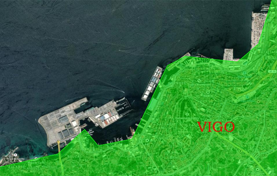 Vista del mapa satélite de Vigo, resaltando el puerto y las áreas urbanas circundantes en verde, mostrando cartografía detallada.