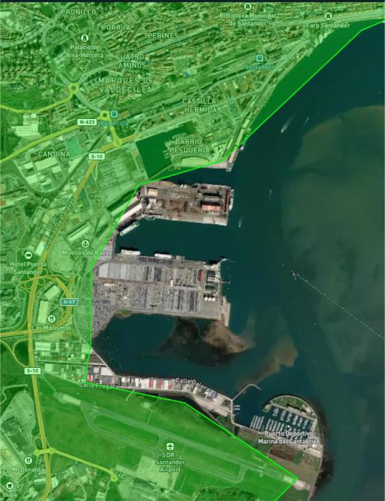 Una impresionante vista satelital de una ciudad costera revela muelles, caminos y exuberantes áreas verdes junto al mar resplandeciente, realzada por cartografía de segunda generación para una perspectiva aún más detallada.