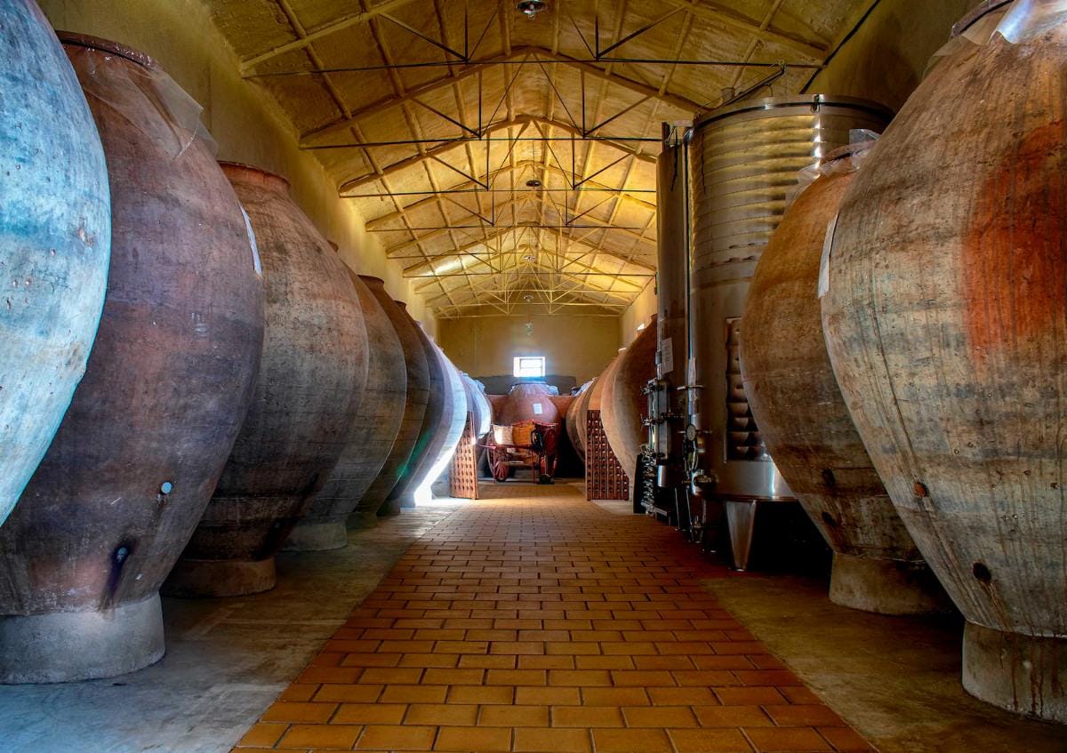 Ubicada a lo largo de la Ruta del Vino, esta bodega cuenta con grandes tanques de fermentación de arcilla y acero en un interior rústico poco iluminado.