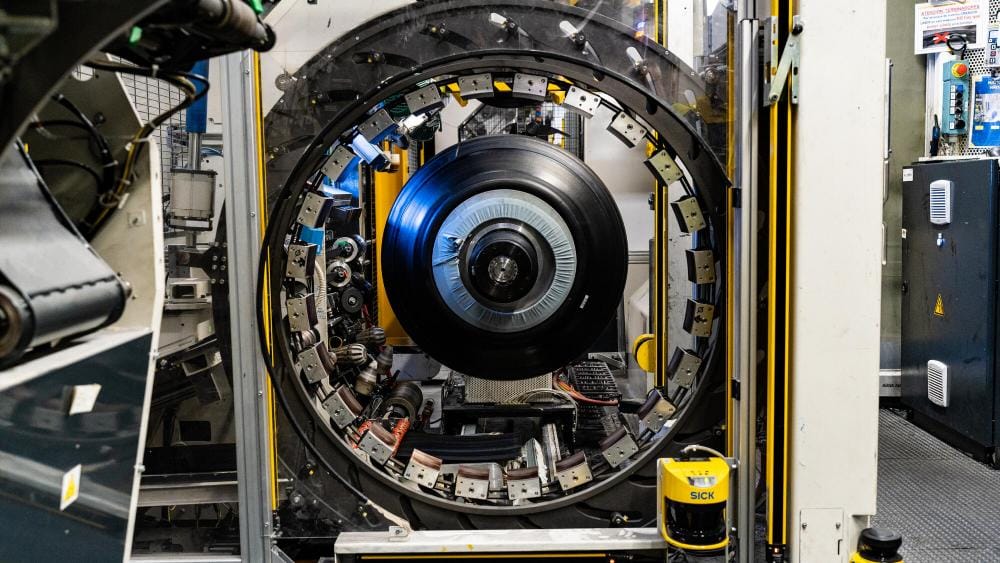 Un neumático dentro de una máquina de borrador automático de alta tecnología en una planta de fabricación.