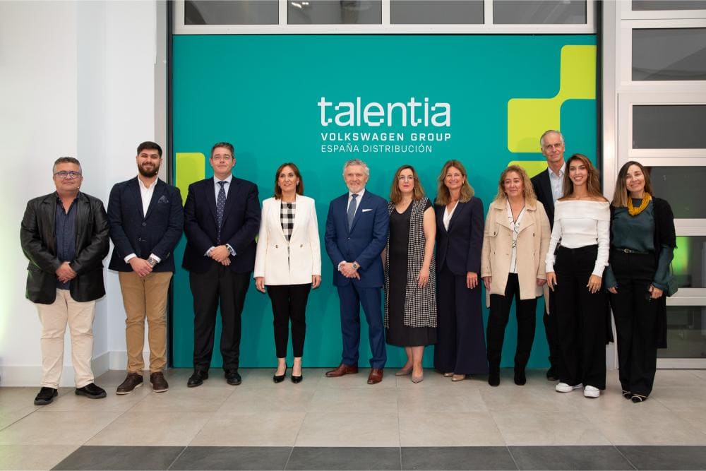 Un grupo de personas posa delante de un cartel de "Talentia Volkswagen Group España Distribución".