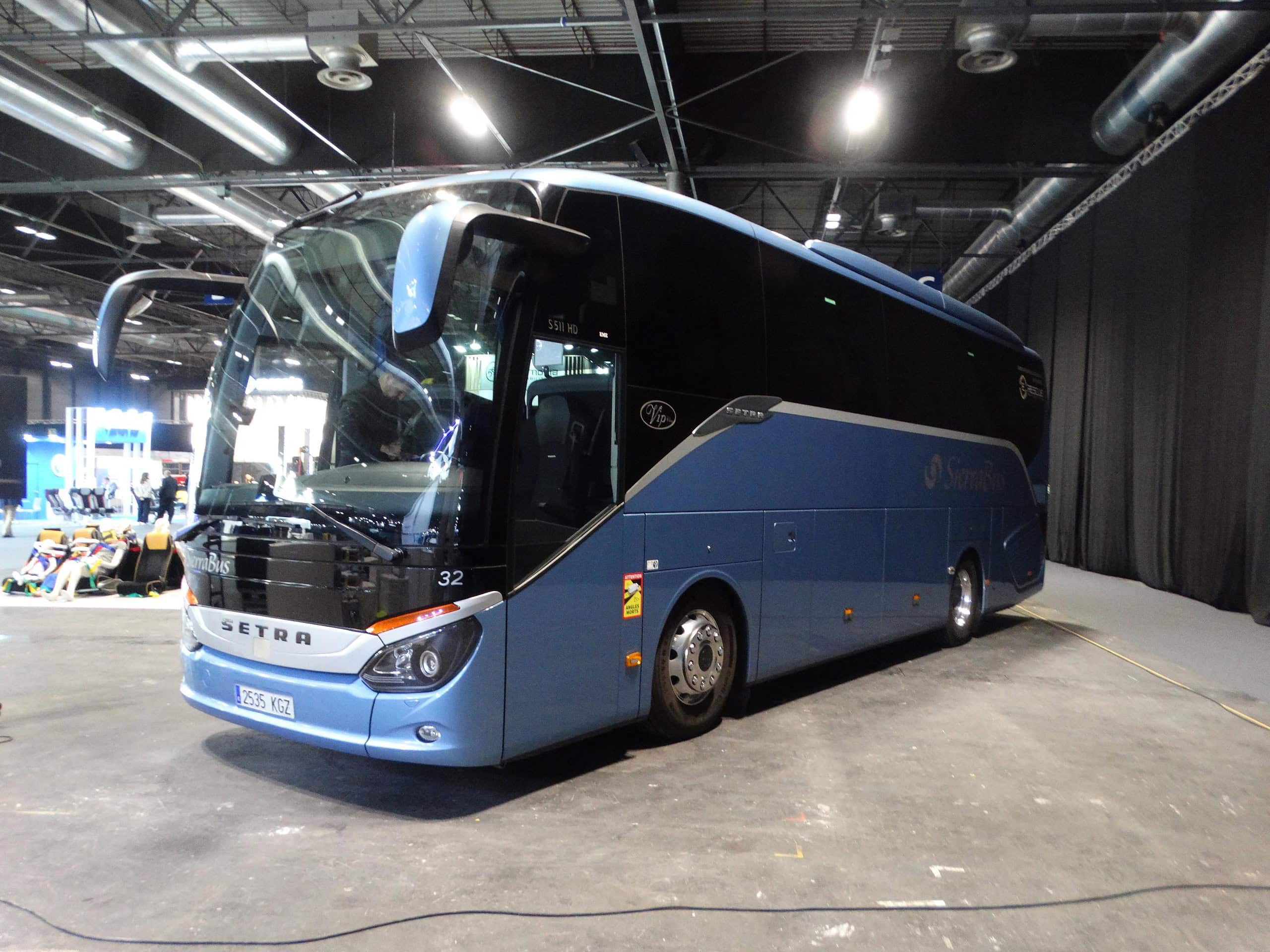 Un autobús Setra azul está estacionado elegantemente en el interior de la Feria Internacional del Autobús y del Autocar, listo para recibir a visitantes de todo el mundo.