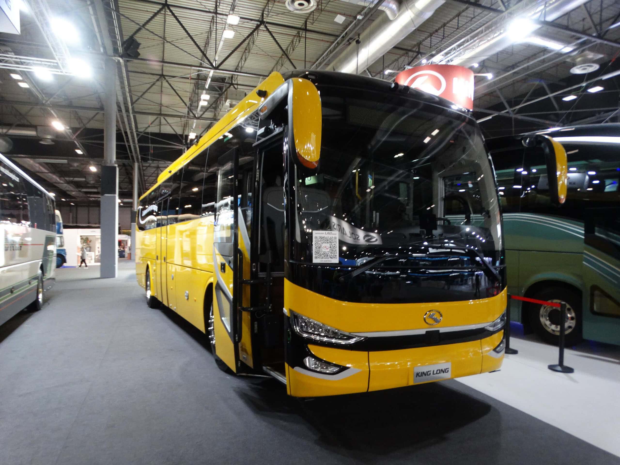 Un autocar de color amarillo y negro se exhibe en la exposición de vehículos de interior, atrayendo la atención de numerosos visitantes durante la Feria Internacional del Autobús.