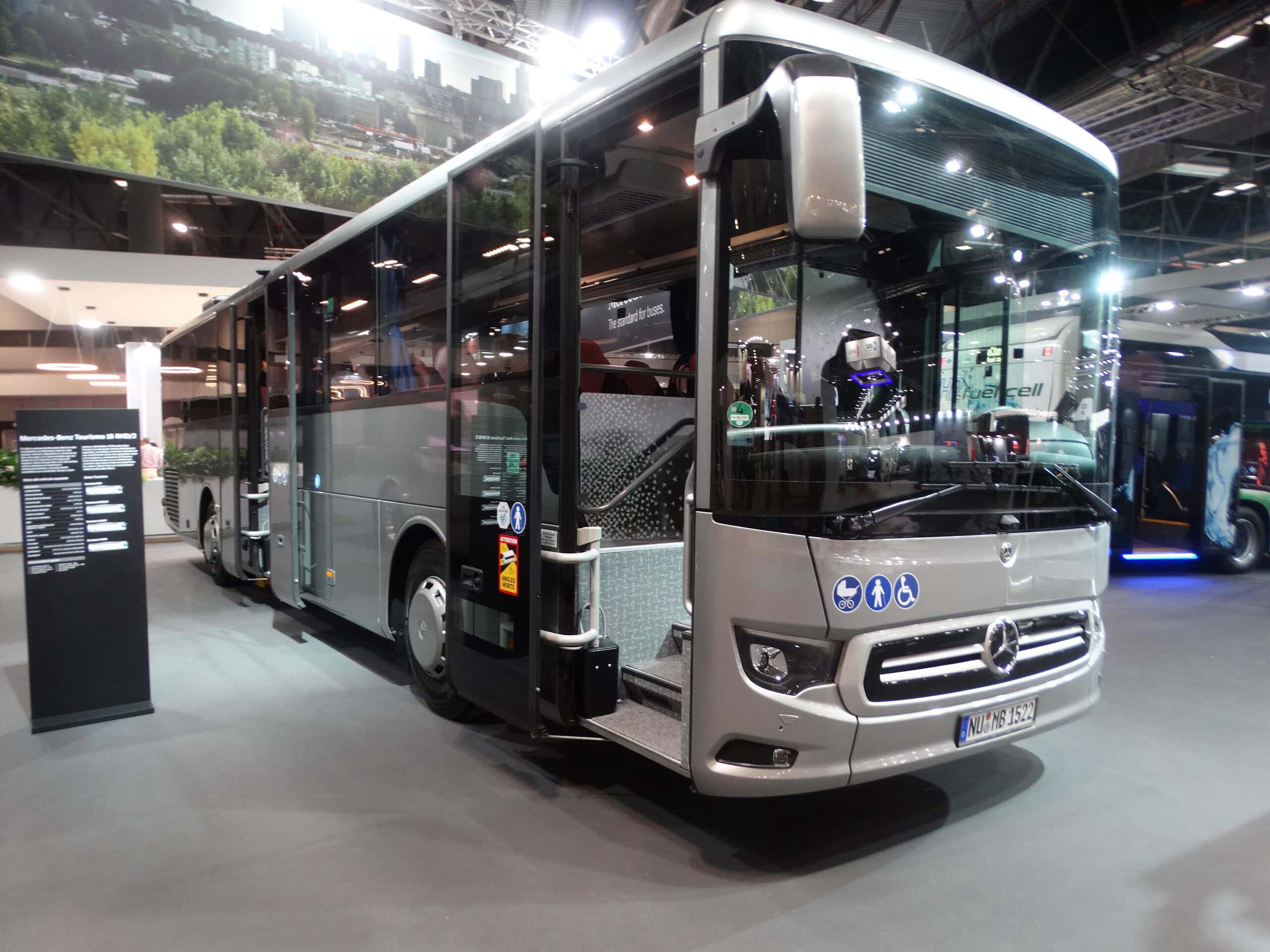 En la Feria Internacional de Autobús, se exhibe un autobús urbano plateado en el interior, que exhibe su diseño moderno con puertas de vidrio y una carrocería elegante. El evento destaca el crecimiento de visitantes ansiosos por explorar soluciones de transporte innovadoras.