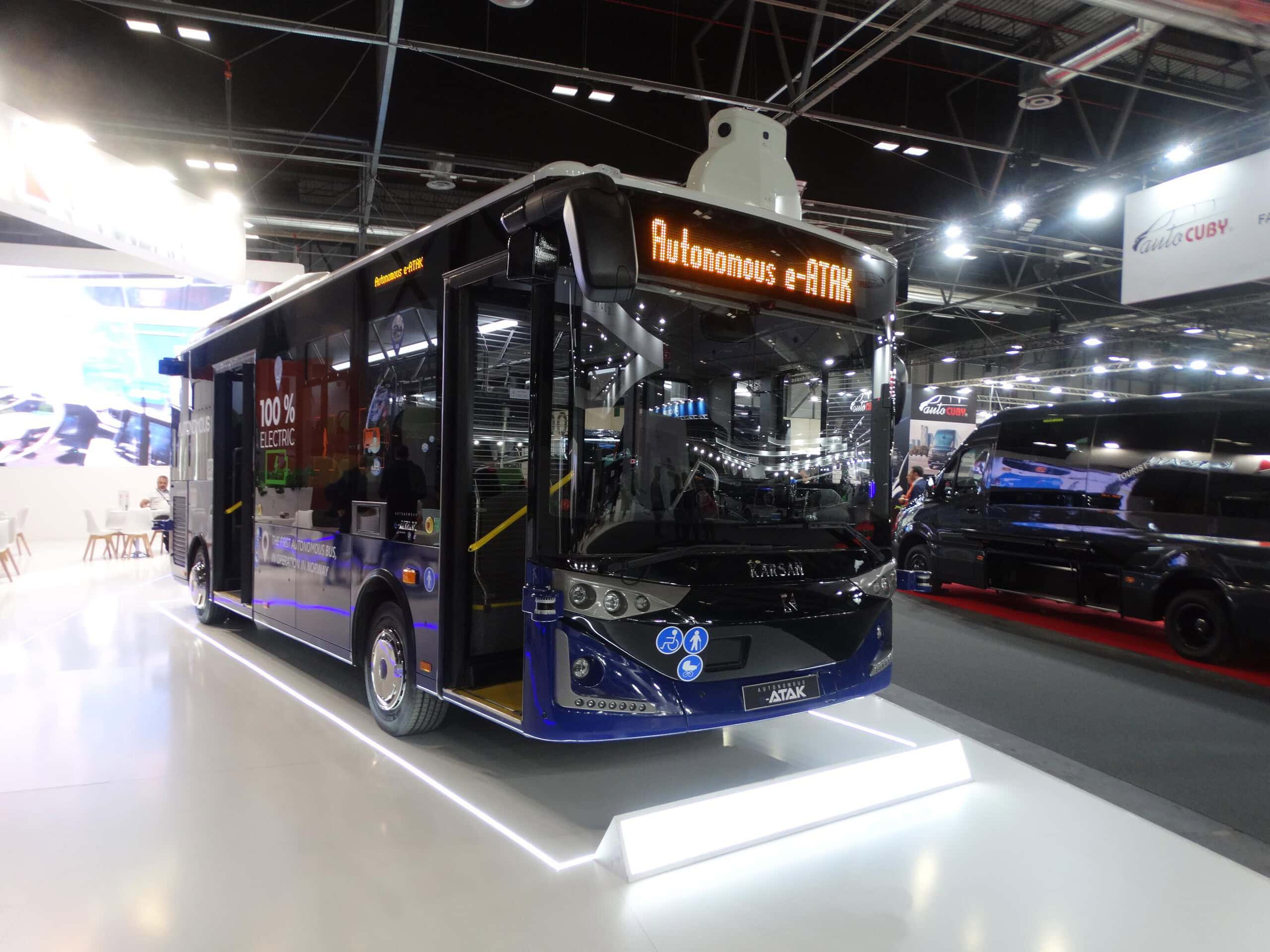 Un elegante autobús eléctrico autónomo de color negro se presentó en el interior de la Feria Internacional del Autobús, atrayendo la atención de los visitantes con su innovadora tecnología.