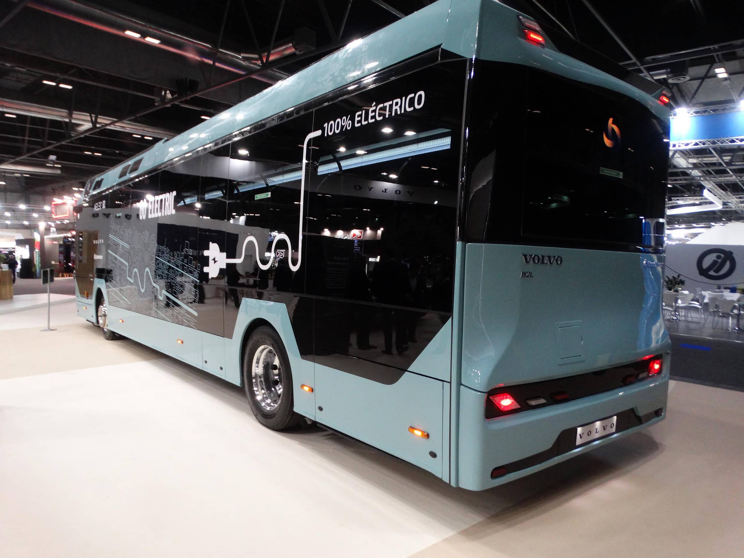 El autobús eléctrico, protagonista en el interior de la Feria Internacional del Autobús, luce un elegante diseño enchufable en su lateral. Los visitantes pueden apreciar su innovadora presentación en vista trasera y lateral.