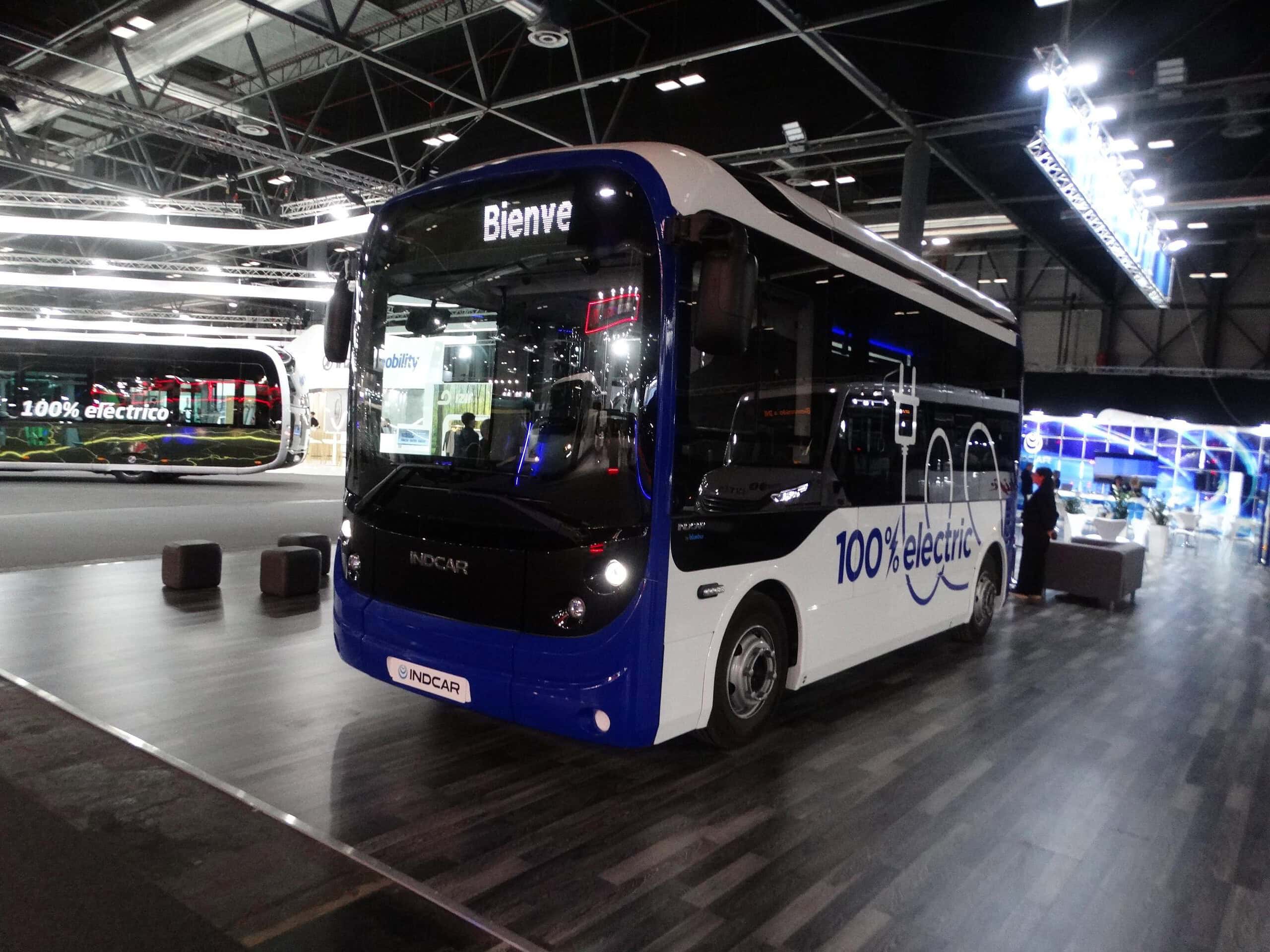 El autobús eléctrico, presentado en la Feria Internacional del Autobús, luce con orgullo en su lateral la leyenda "100% eléctrico". Este llamativo modelo de Autocar atrae a una gran cantidad de visitantes deseosos de explorar el futuro del transporte.