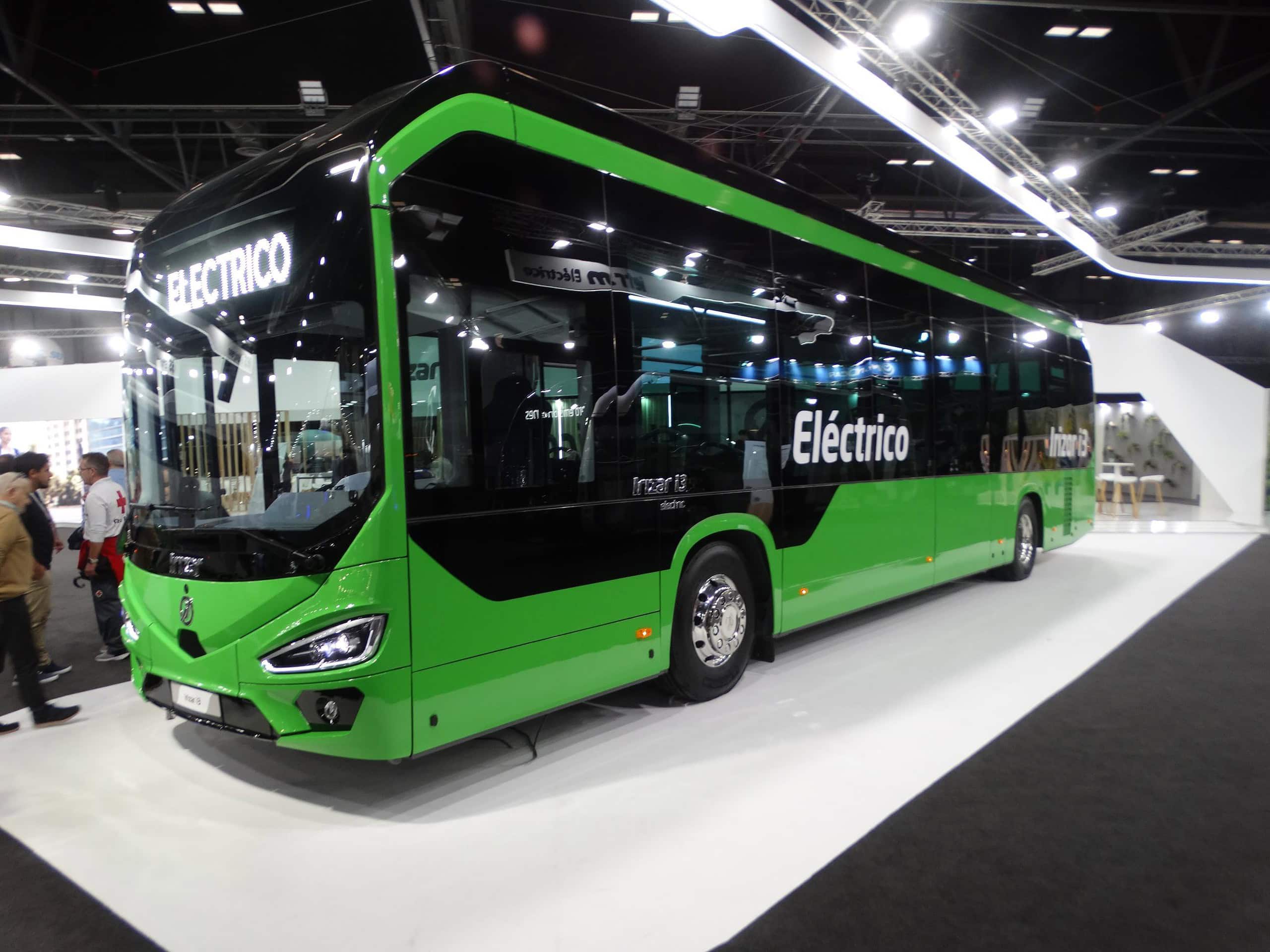 La Feria Internacional Autobús presenta con orgullo un autobús urbano eléctrico y ecológico expuesto en el interior de una sala de exposición, invitando a los visitantes a explorar el futuro del transporte urbano sostenible.