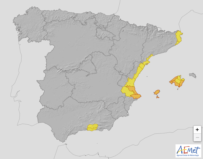 Mapa de España con las regiones resaltadas en amarillo y rojo, indicando alertas meteorológicas de AEMET para lluvias y chubascos.