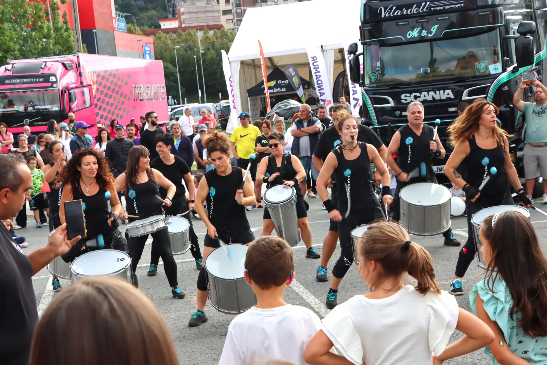 En el animado V Festival de Camiones de Barakaldo, un grupo de mujeres cautivó al público con un impresionante espectáculo de tambores al aire libre, cuyos ritmos resonaron por las bulliciosas calles de Barakaldo.