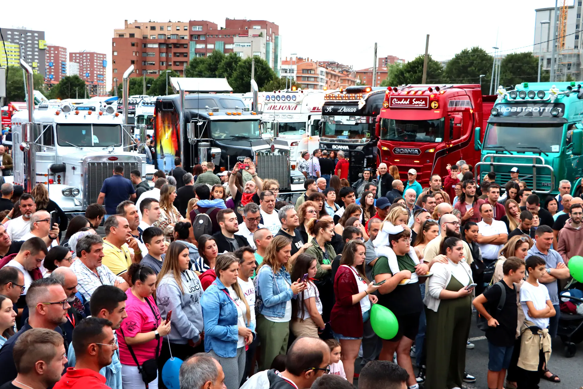 En el Festival de Camiones de Barakaldo se reunió una multitud animada, admirando los coloridos camiones alineados en el fondo.