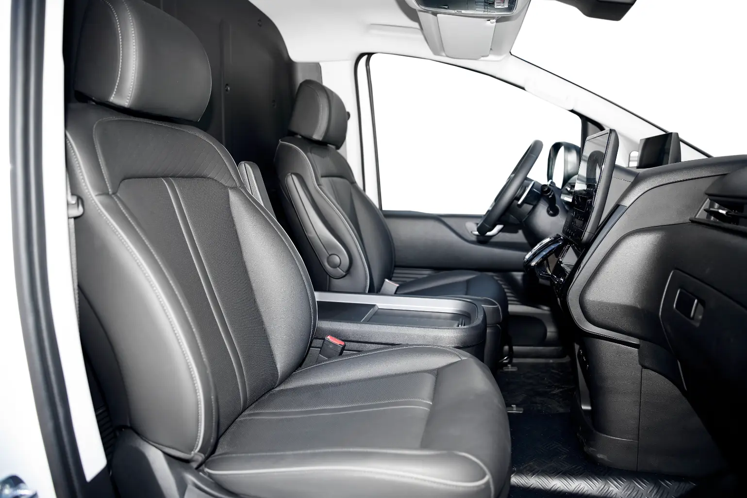 El interior del vehículo Iveco presenta elegantes asientos de cuero negro y un tablero moderno, completo con un volante gama, que personifica la sofisticación del diseño MY24.