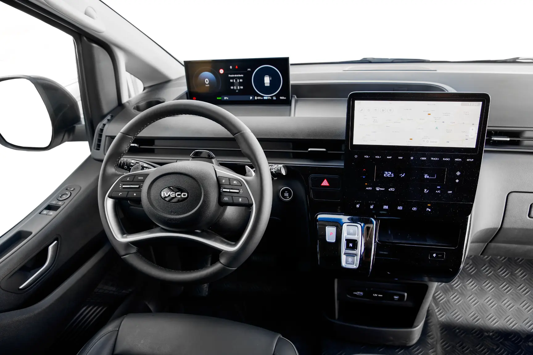 El interior del vehículo Iveco MY24 presenta un elegante volante, un tablero digital de última generación y controles de pantalla táctil intuitivos, ofreciendo una experiencia de conducción sofisticada que está por delante de su gama.