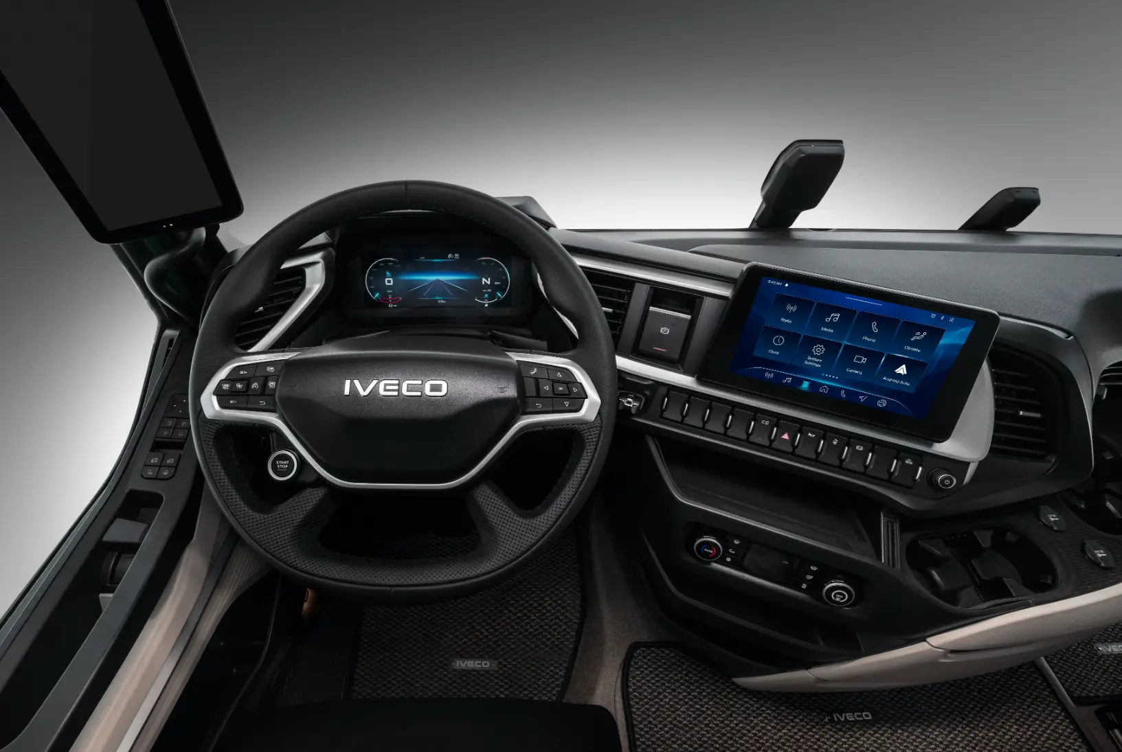 El futurista habitáculo del vehículo MY24 cuenta con un tablero digital y una pantalla táctil, complementados por un elegante volante con la audaz inscripción 'IVECO'.
