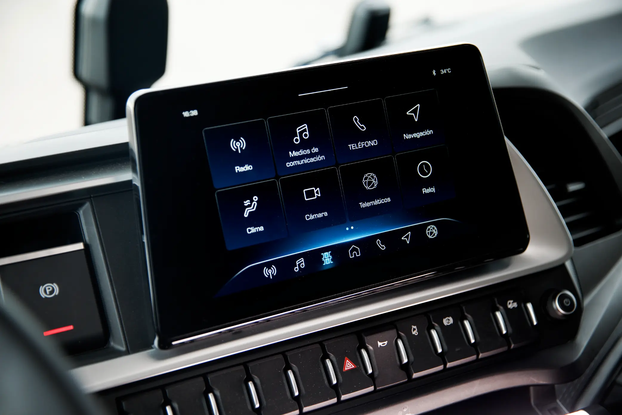 El tablero del automóvil, inspirado en los conceptos de diseño del MY24, presenta una pantalla digital que muestra íconos de medios, navegación y configuración.