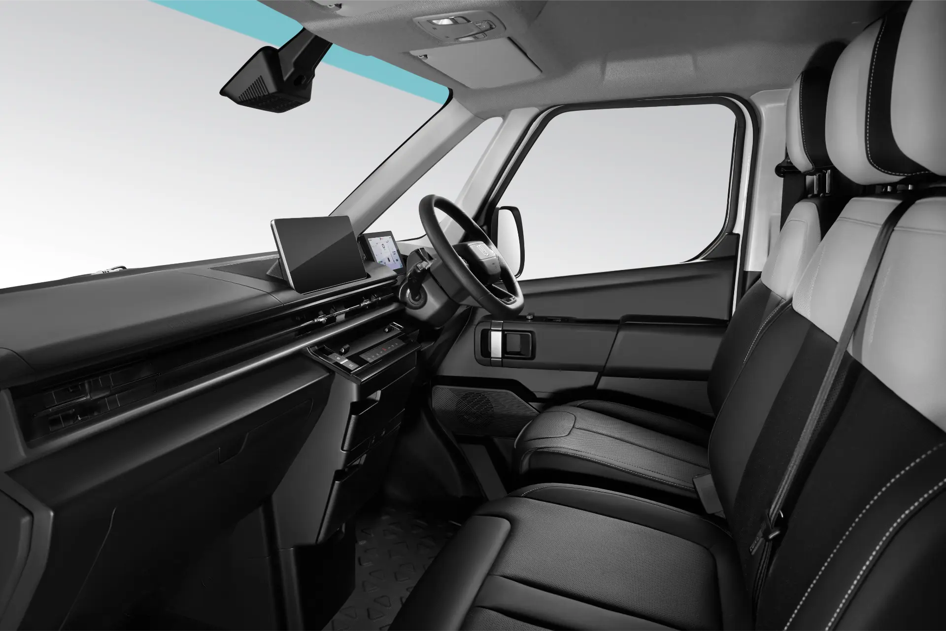 El interior de la furgoneta eléctrica Farizon SuperVAN presenta un diseño de vehículo moderno con un tablero elegante, volante y asientos en blanco y negro, ofreciendo una impresionante autonomía de 550 km.