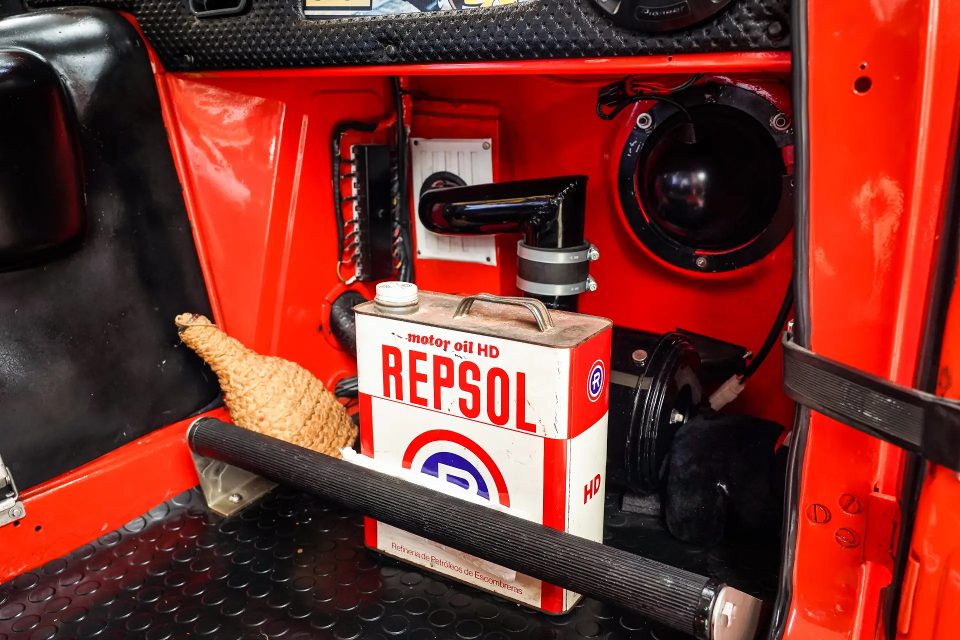 Dentro del Avia 3500 restaurado, encontrará un interior rojo adornado con una lata de aceite Repsol, una bocina y un objeto cónico tejido. Un toque clásico que refleja la dedicación de José Ramón García a la revitalización de los camiones clásicos restaurados.