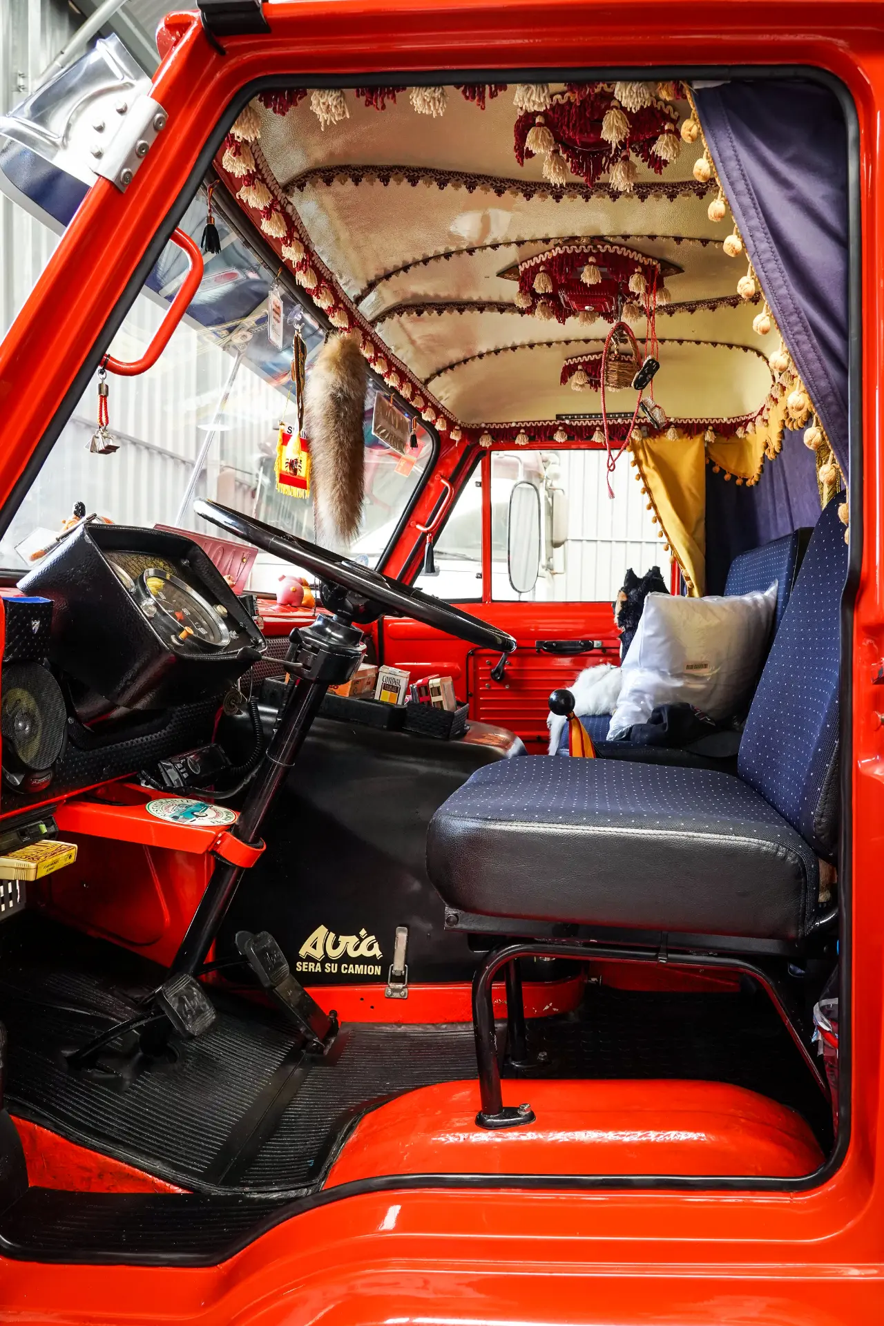 Suba al interior del adornado rickshaw rojo, donde le espera un asiento acolchado bajo un techo con borlas, que recuerda a los camiones clásicos restaurados.