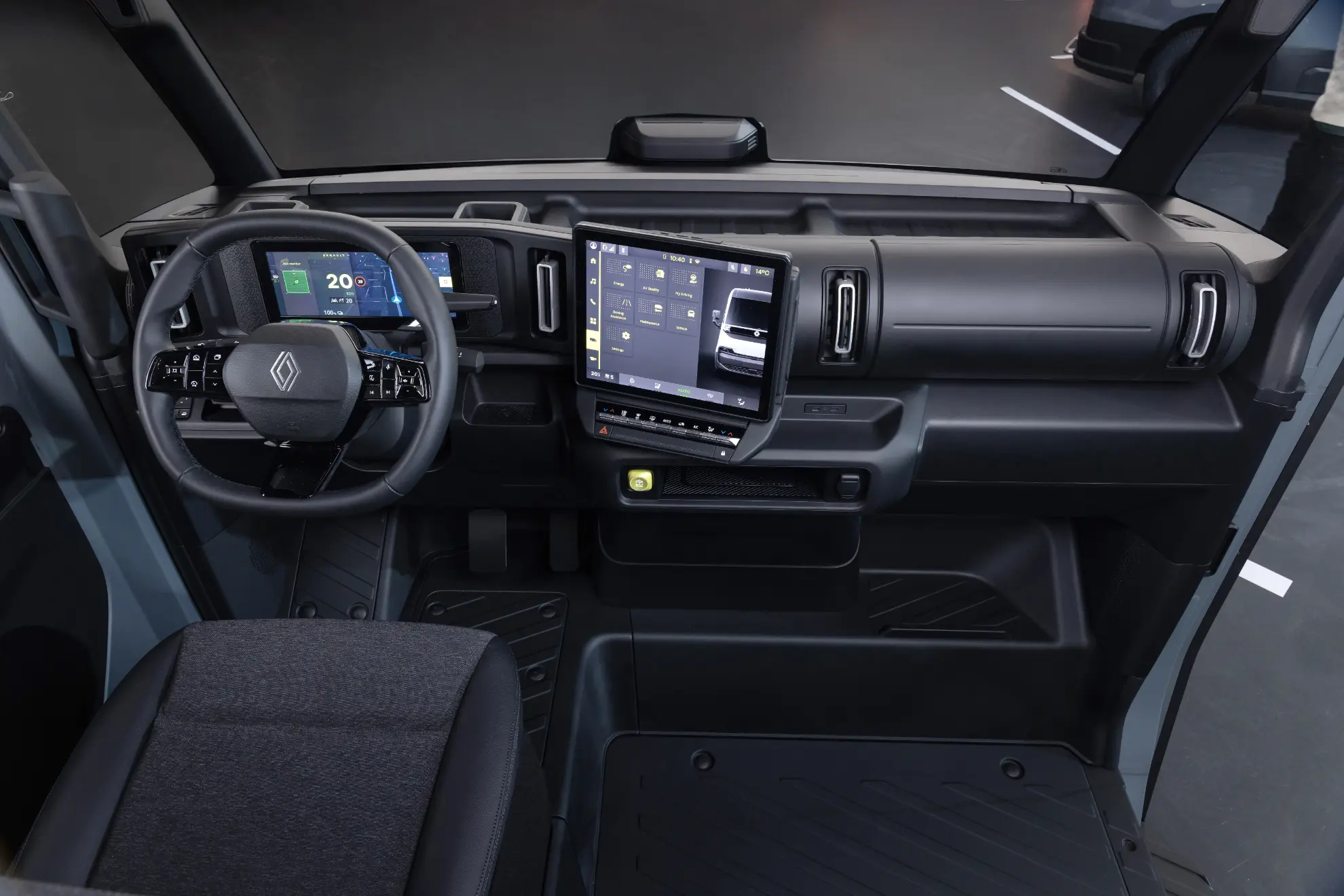 Interior de vehículo eléctrico moderno con dos grandes pantallas digitales, un diseño de tablero minimalista y la comodidad del Borrador automático para una interacción fluida con el usuario.