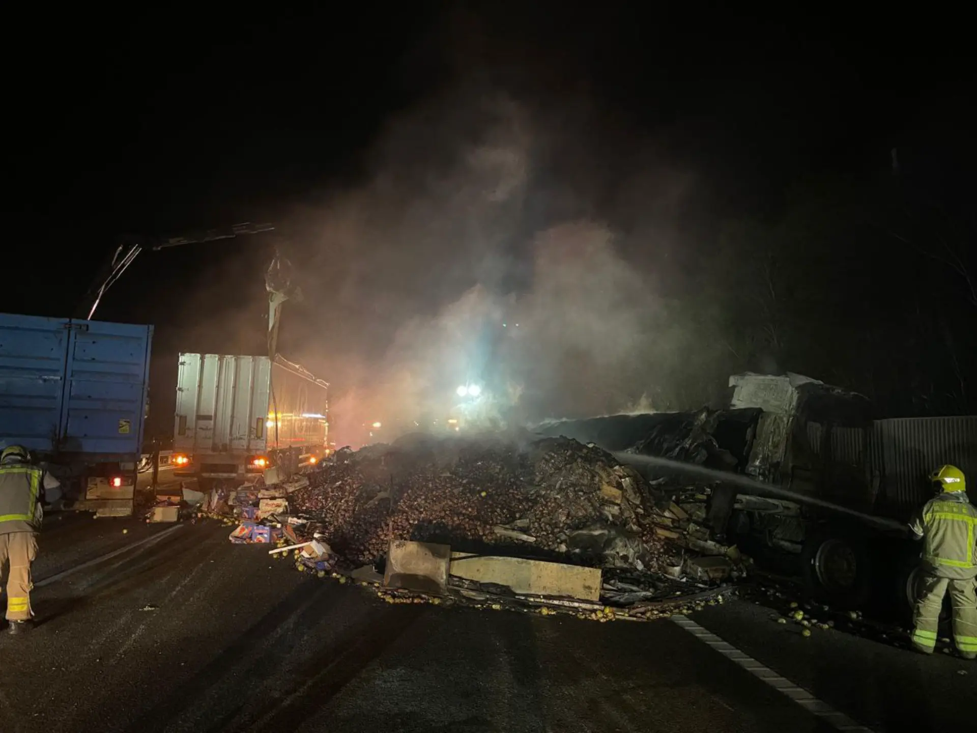 Camión volcado en la AP-7 por distracción del conductor