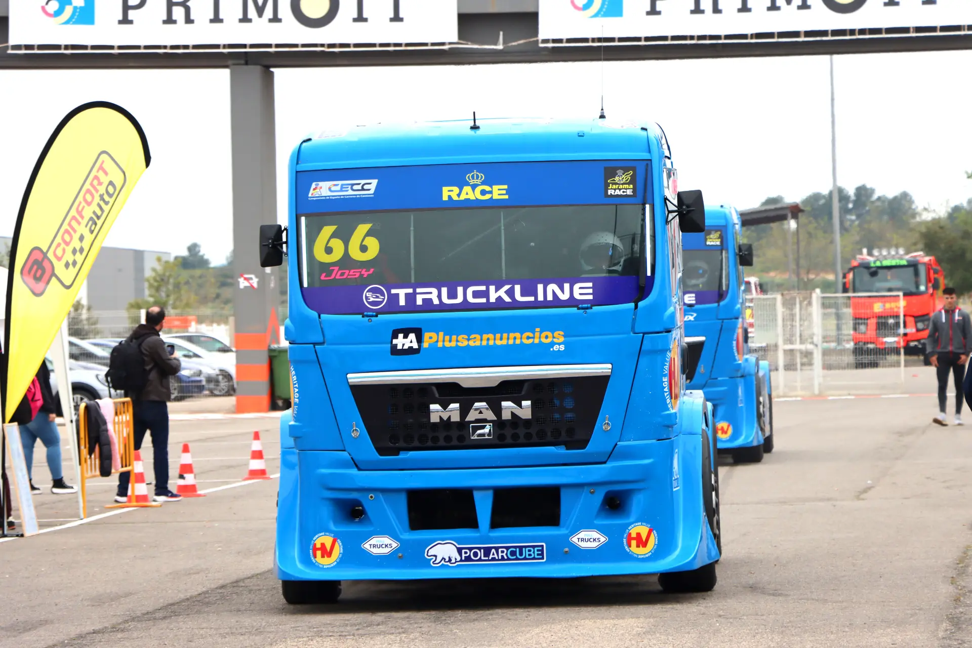 Un camión de carreras azul con el número 66 corre por la pista en el Valencia NASCAR Fest 2025 durante un emocionante evento de carreras camiones España.