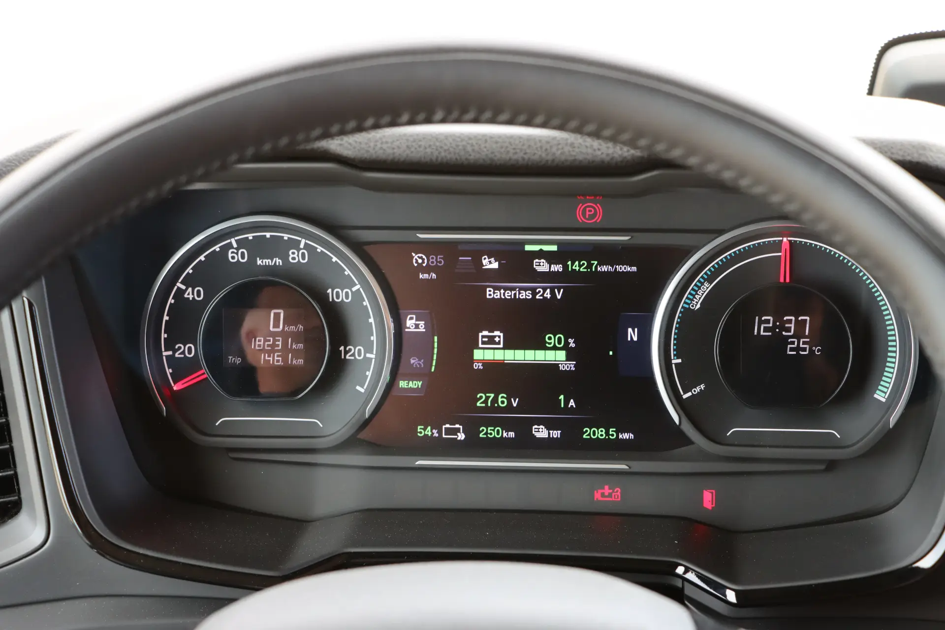 Primer plano de un tablero eléctrico Scania 40R que muestra el velocímetro, el nivel de la batería y una pantalla digital con varias estadísticas de conducción, ideal para quienes buscan saber si vale la pena tras una prueba ciudad carretera.