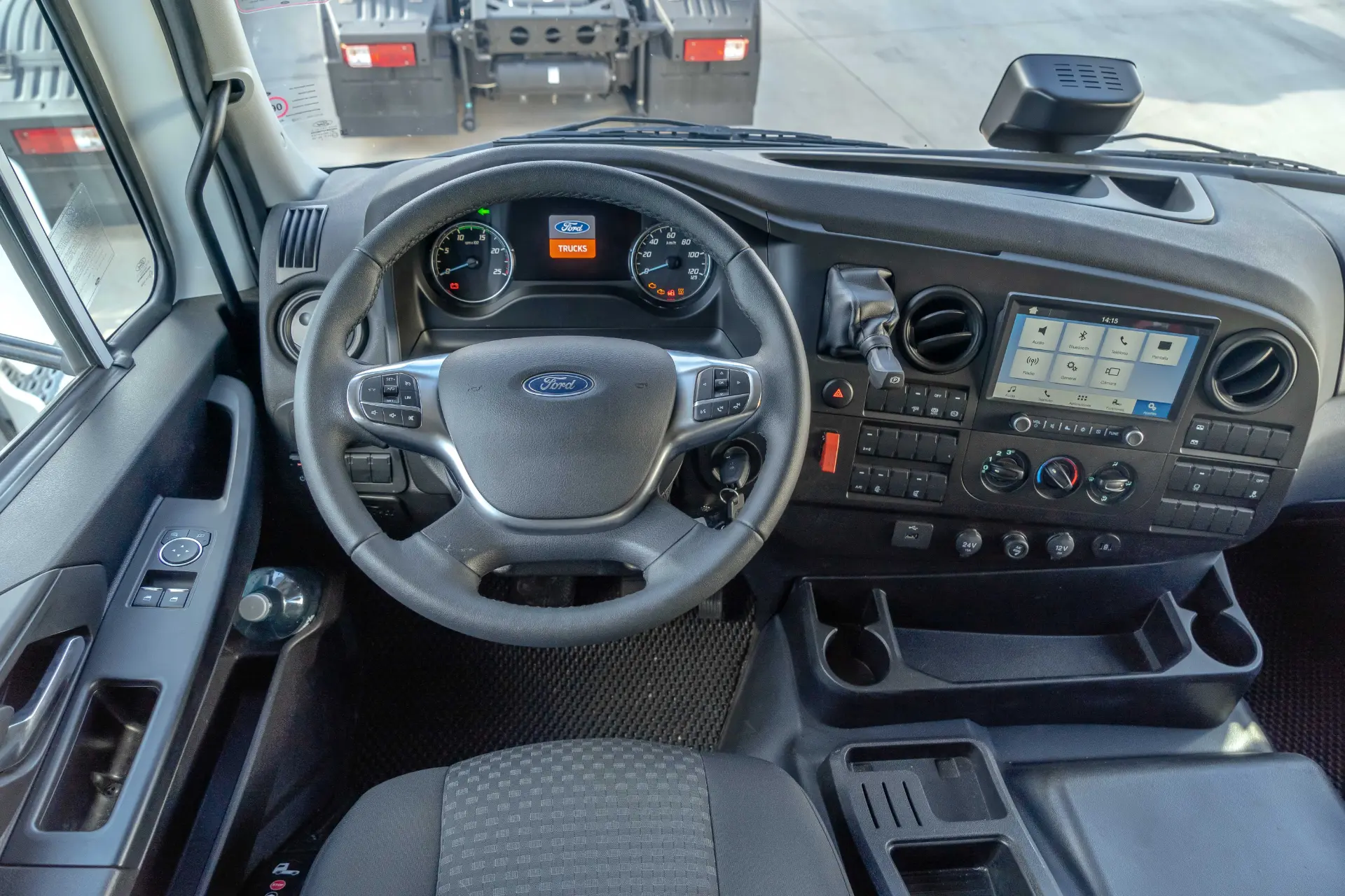 Tablero y volante de camioneta Ford con indicadores, pantalla táctil, controles de motor Ecotorq y varias características visibles, perfecto para quienes buscan una experiencia detallada de tractora Ford.