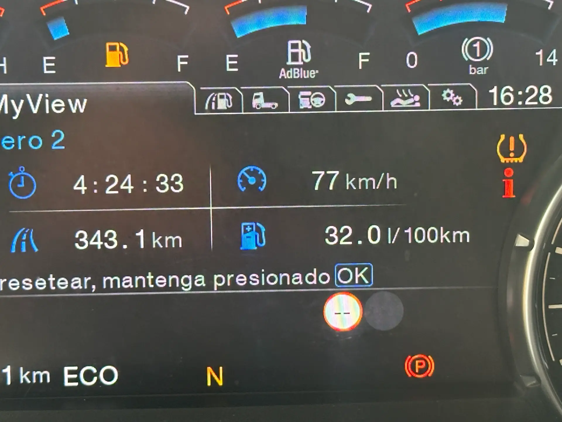 Pantalla del tablero del automóvil que muestra velocidad, estadísticas de combustible, luces de advertencia e instrucciones en español, ideal para quienes buscan ventajas cambio 16 velocidades y quieren conocer la opinión tractora Ford con motor Ecotorq.