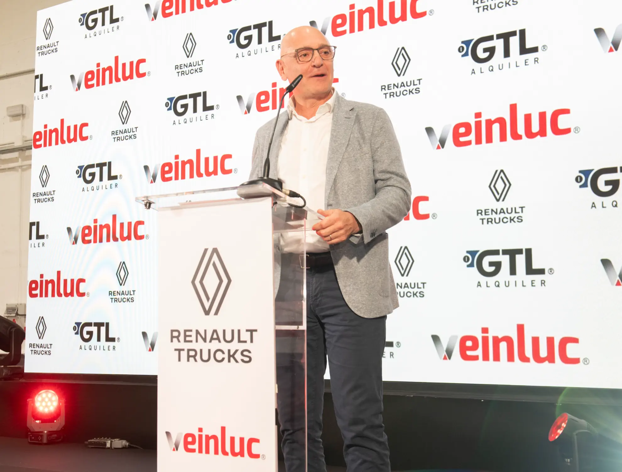 Un hombre con una chaqueta gris claro habla en un podio con los logotipos de Renault Trucks y GTL al fondo, destacando su servicio posventa camiones como distribuidor oficial camiones Andalucía.