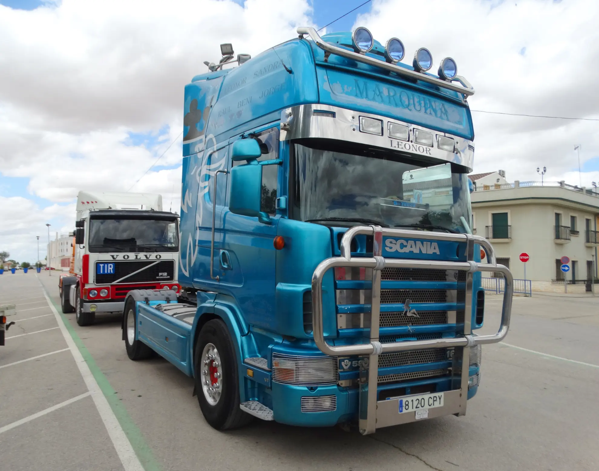 Un brillante semirremolque Scania azul, que forma parte de los camiones clásicos España, está aparcado en una calle con otro camión detrás durante la Vuelta a La Mancha 2025.