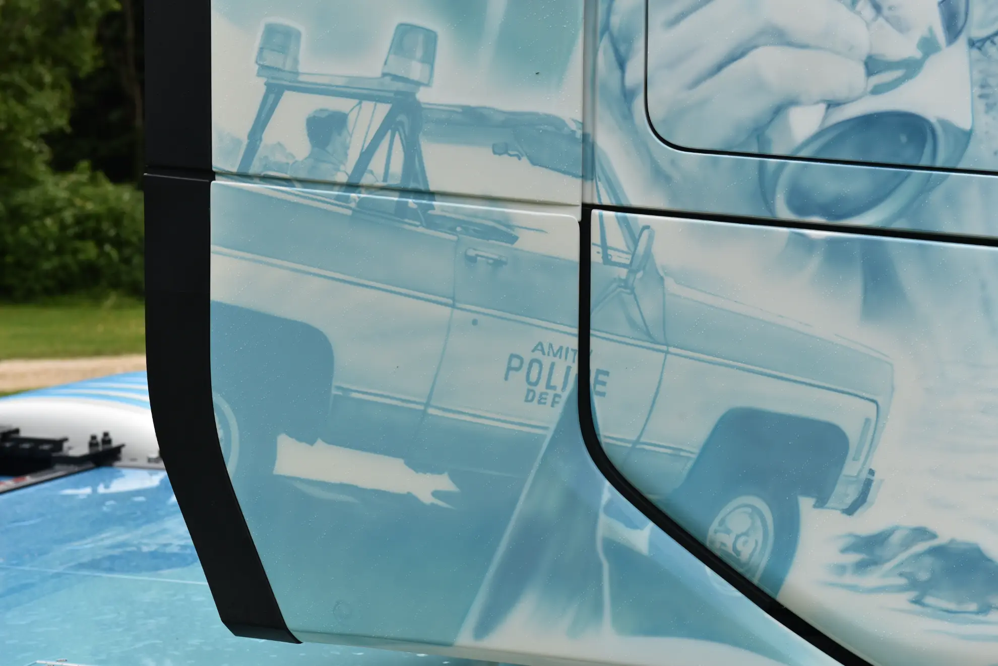 Un mural pintado de un camión de policía de época aparece en el lateral de un Scania 770 S, transformando el vehículo en un llamativo camión personalizado.