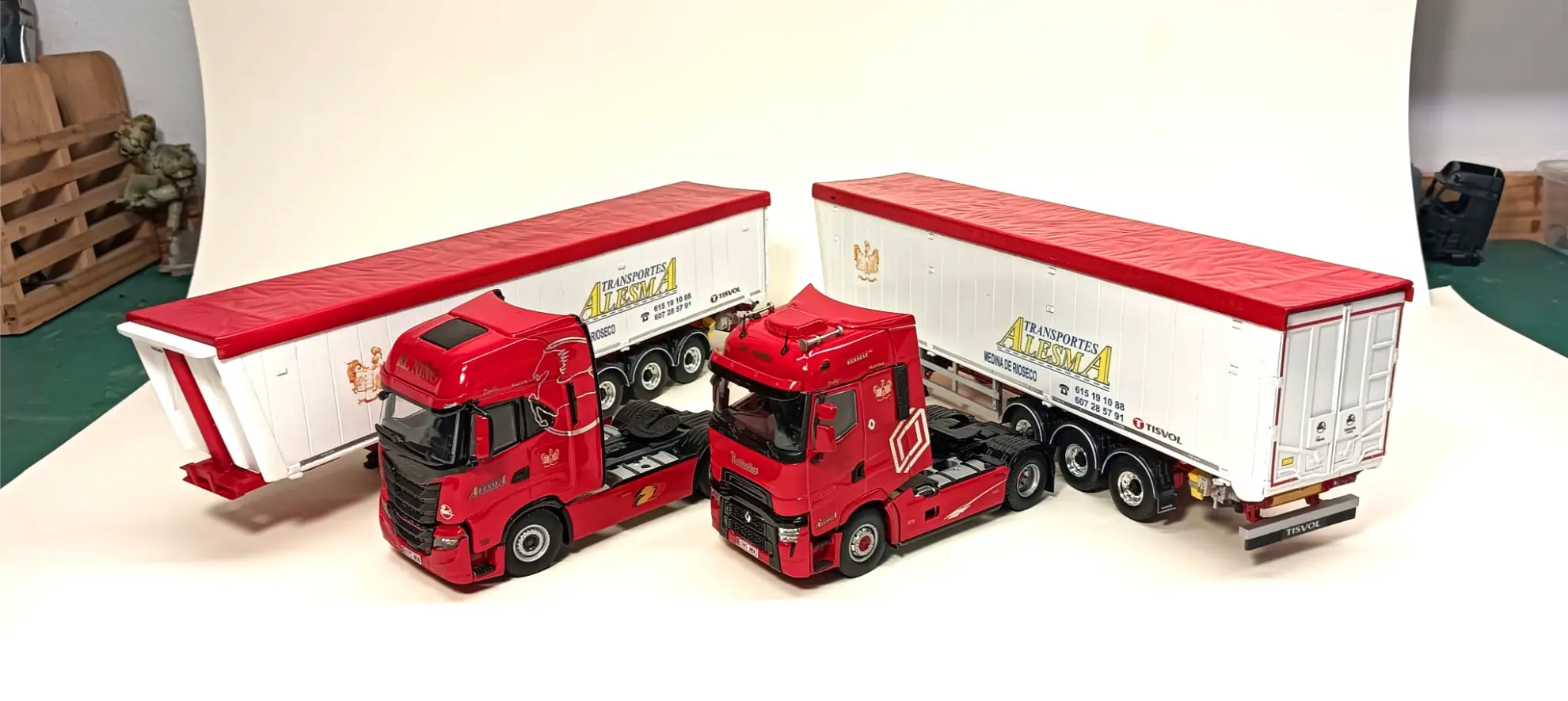 Dos semirremolques rojos de juguete con remolques blancos y rojos se muestran sobre un fondo blanco, perfectos para coleccionismo camiones o para añadir a tu colección de maquetas de camiones.