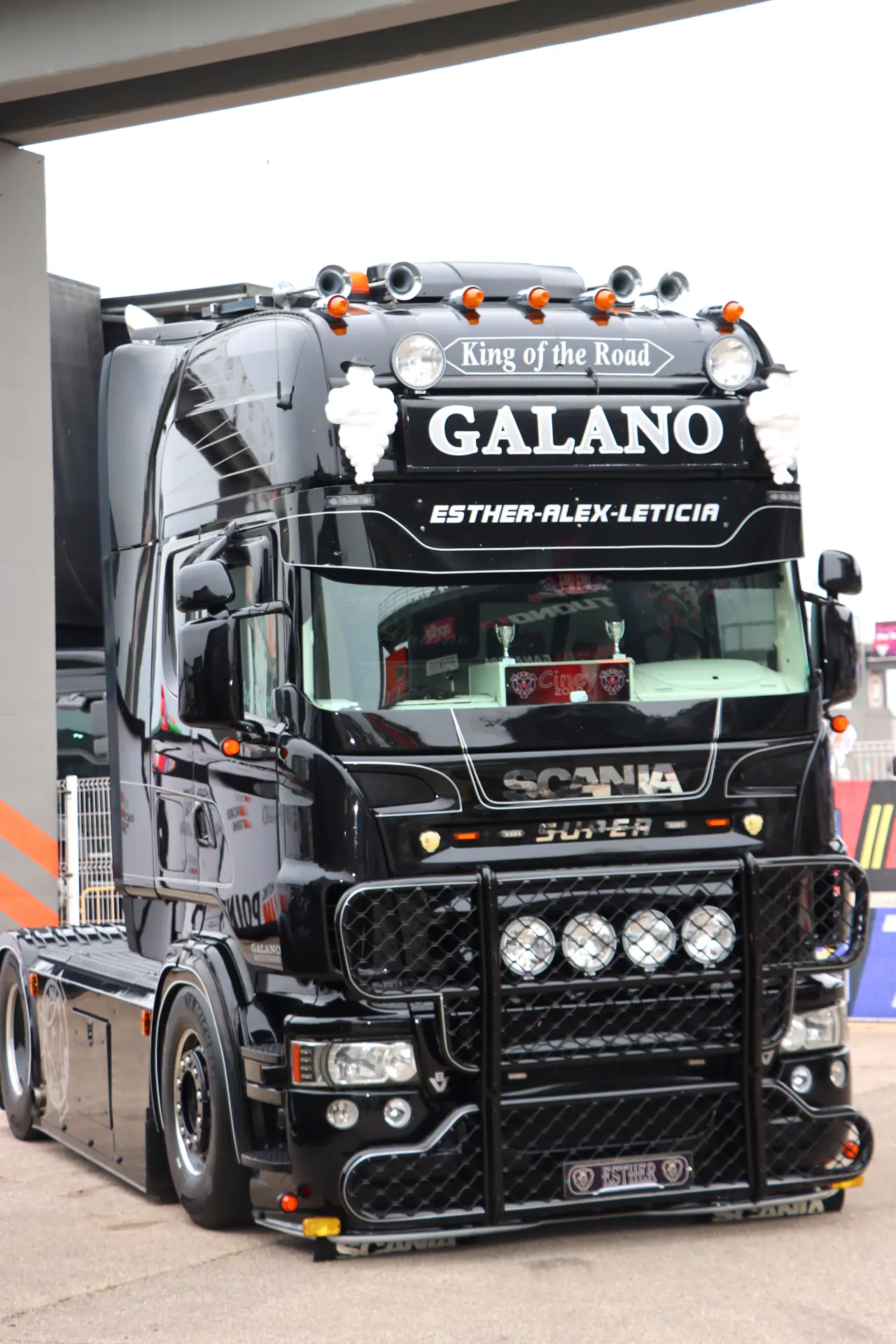 Un camión Scania negro brillante con las palabras "GALANO" y "King of the Road" escritas en la parte delantera.