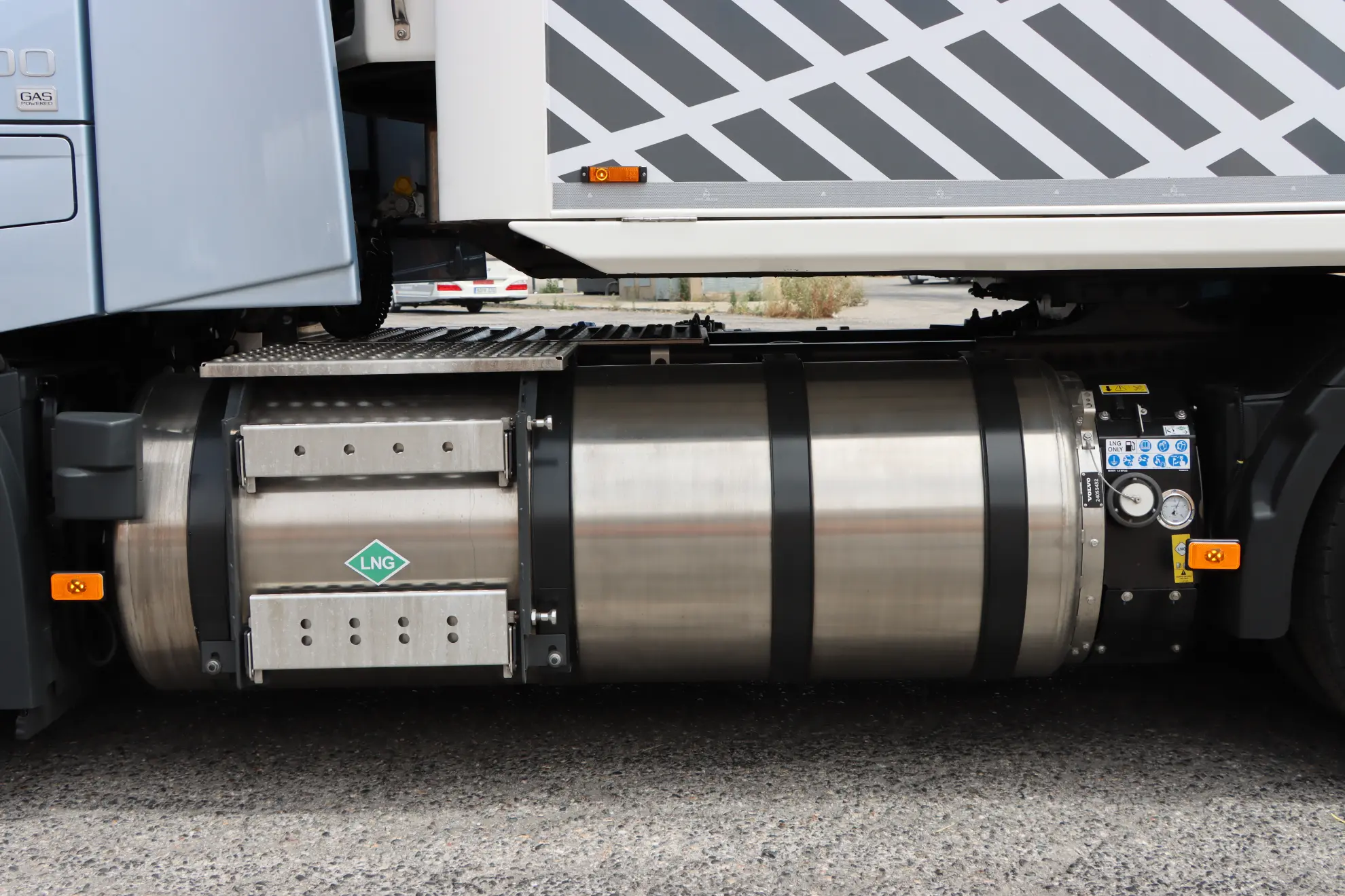 Primer plano del depósito de GNL (gas natural licuado) de un camión montado en su chasis, mostrando la avanzada tecnología que se encuentra en los camiones volvo a gas.