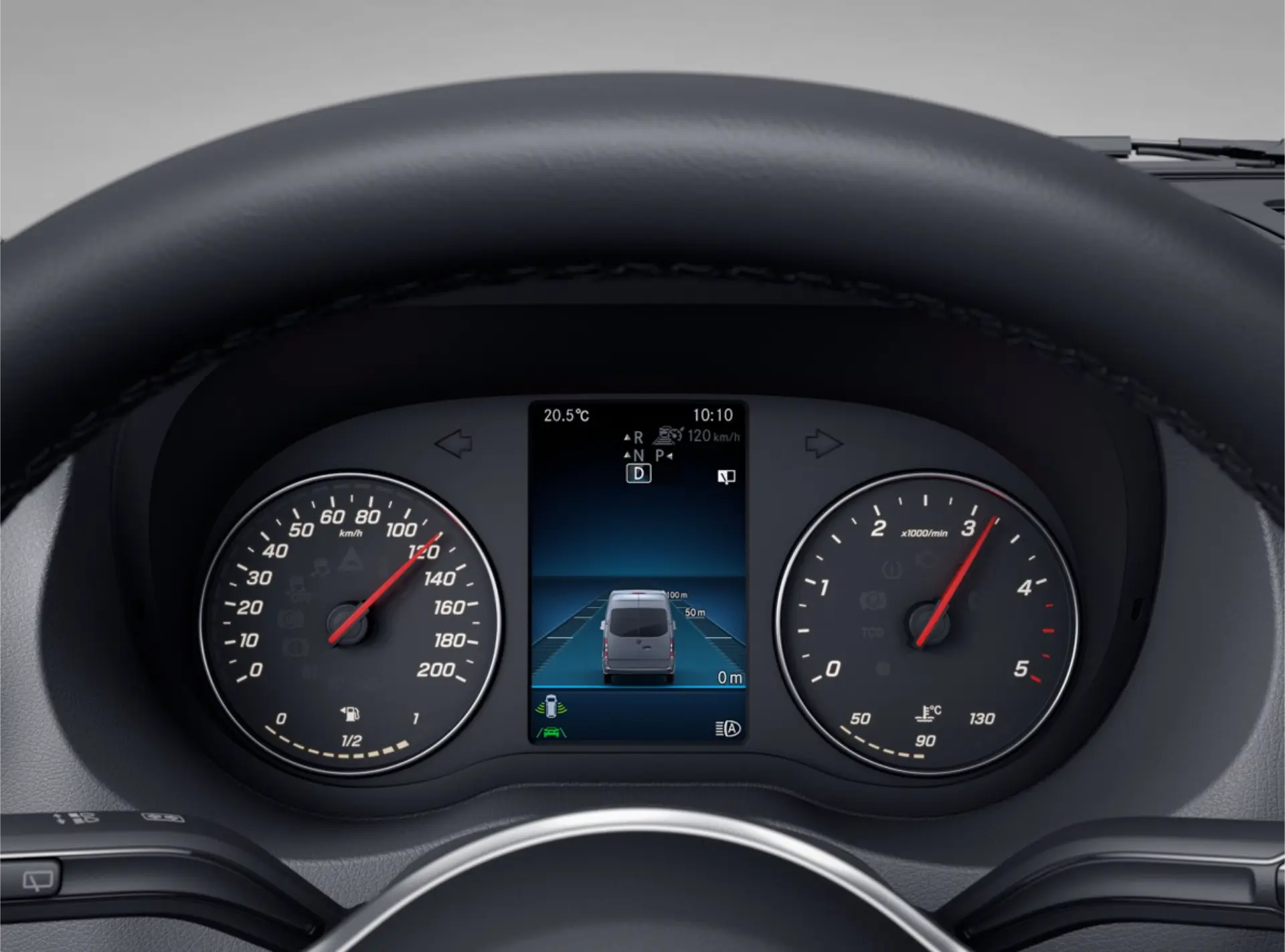 Detalle del salpicadero de un Mercedes-Benz eSprinter con velocímetro, tacómetro y una pantalla digital con información sobre el vehículo, diseñado para profesionales que buscan detalles precisos sobre el chasis.