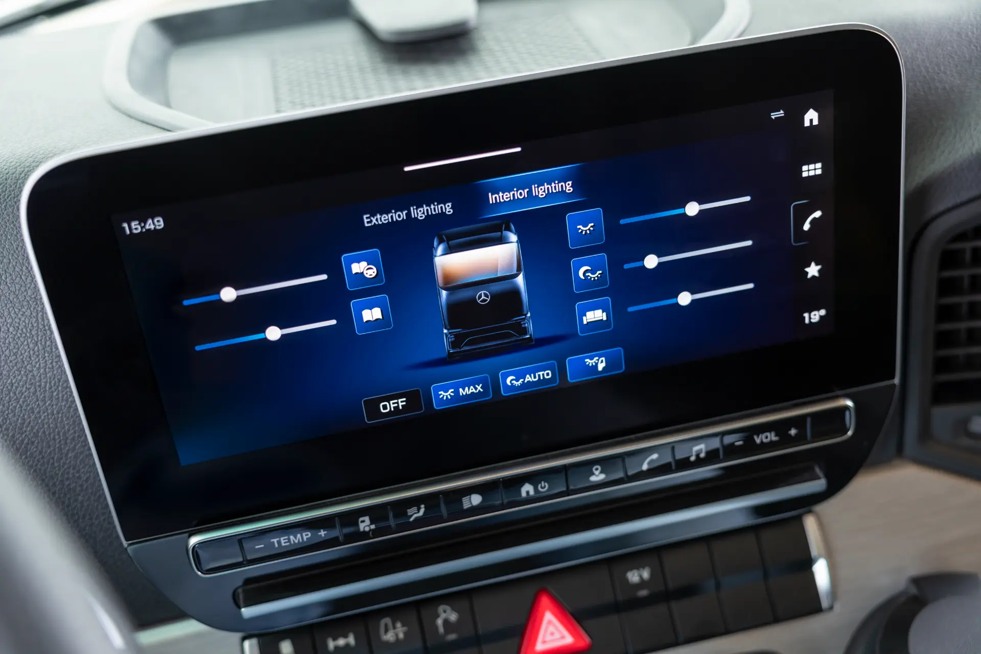 Pantalla del salpicadero del vehículo que muestra los controles y ajustes de las luces exteriores e interiores en el avanzado Mercedes ProCabin del eActros 600, que mejora la autonomía de los camiones eléctricos.