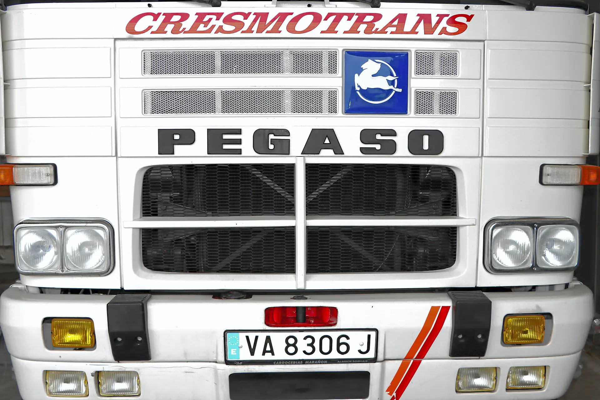 Vista frontal de un camión Pegaso blanco con el logotipo, la matrícula y la etiqueta CRESMOTRANS visibles, un verdadero icono entre los camiones clásicos y los vehículos Náuticos & Especiales.