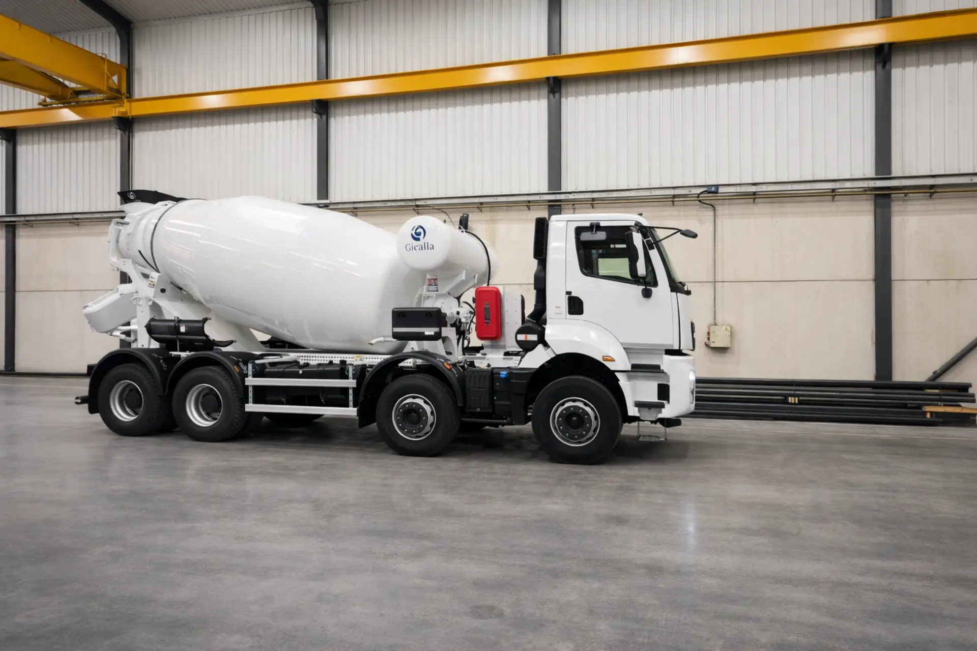 Una hormigonera blanca de Ford Trucks está aparcada en el interior de una gran nave industrial de SMOPYC 2026, sobre un suelo de hormigón limpio y vacío, lista para cualquier proyecto de construcción.