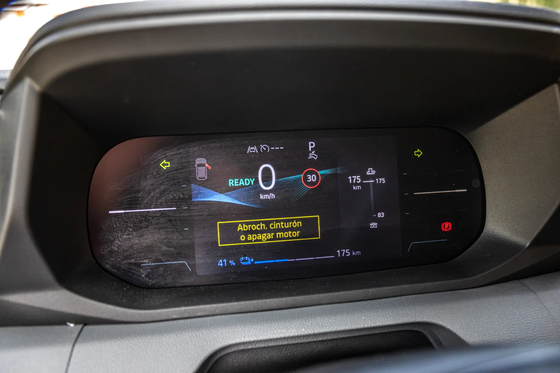 La pantalla del salpicadero de un furgón Renault muestra 0 km/h y un mensaje de advertencia en español que recuerda abrocharse el cinturón de seguridad.